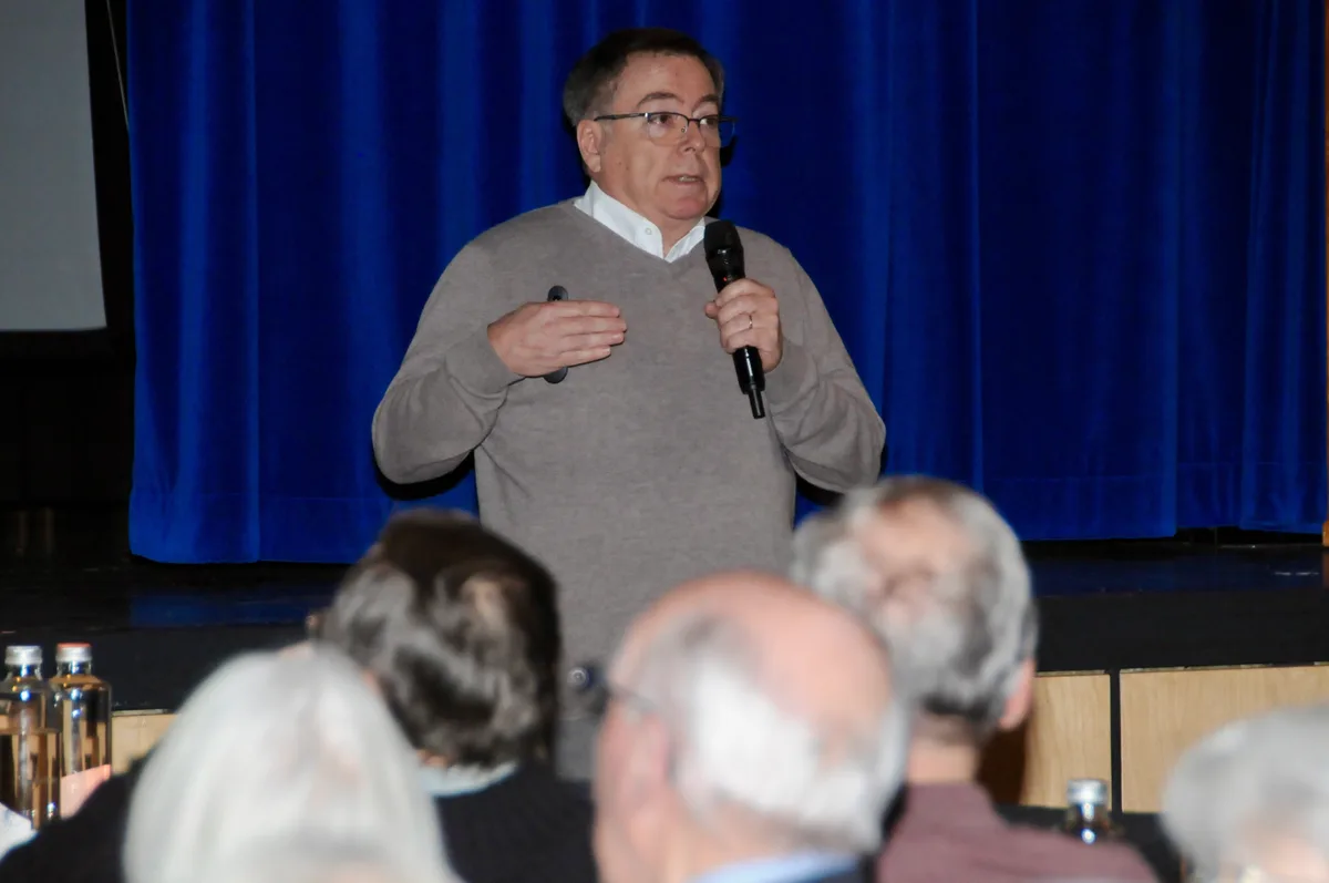 Man sieht Geschäftsführer Matthias Fuhrer referieren.